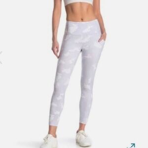 Yogalicious Lux Camo White High Waist Leggings Capri Yoga Pants Size XS.